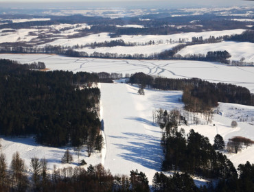 Widok z lotu ptaka na zaśnieżone okolice Mrągowa - raj dla narciarskich biegaczy (fot. T. Kowal)