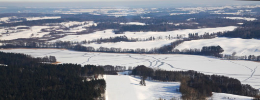 Widok z lotu ptaka na zaśnieżone okolice Mrągowa - raj dla narciarskich biegaczy (fot. T. Kowal)
