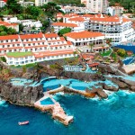 Wkomponowane w skały baseny hotelu Rocamar & Royal Orchid na Maderze - jedna z aktualnych ofert last minute biura podróży Itaka