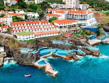 Wkomponowane w skały baseny hotelu Rocamar & Royal Orchid na Maderze - jedna z aktualnych ofert last minute biura podróży Itaka