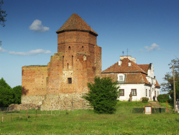 Widok na zamek i dworek od strony rzeki Liwiec (źródło: www.powiatwegrowski.pl)