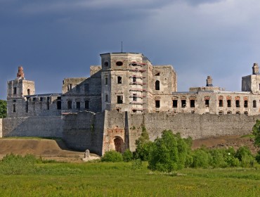 Monumentalny zamek Krzyżtopór w Ujeździe to architektoniczny majstersztyk