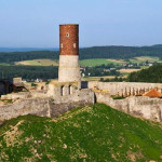 Zamek w Chęcinach wybudowano na wapieniach na planie wydłużonego wieloboku (źródło: www.zamekcheciny.pl)