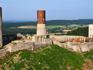 Zamek w Chęcinach wybudowano na wapieniach na planie wydłużonego wieloboku (źródło: www.zamekcheciny.pl)