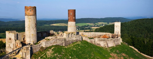Zamek w Chęcinach wybudowano na wapieniach na planie wydłużonego wieloboku (źródło: www.zamekcheciny.pl)