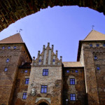 Widok spod bramy wejściowej nidzickiego zamku (źródło: www.nidzica.pl)