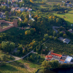 Widok z samolotu na Czersk: po lewej zamek