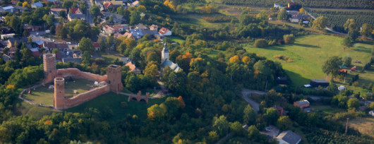 Widok z samolotu na Czersk: po lewej zamek