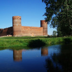 Widok na zamek w Ciechanowie od strony rzeki Łydynii (źródło: www.zamek-ciechanow.pl)