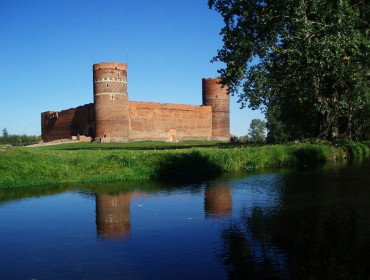 Widok na zamek w Ciechanowie od strony rzeki Łydynii (źródło: www.zamek-ciechanow.pl)