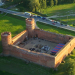 Widok z lotu ptaka na zamek w Ciechanowie (fot. Ł.Blicharski; źródło: www.zamek-ciechanow.pl)