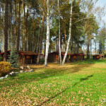Nad kąpieliskiem w Chlewiskach można zatrzymać się na dłużej - w hotelu Mexicana lub w drewnianych domkach w lesie