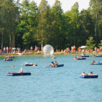 Miłe plażowanie nad zalewem w Chlewiskach; jak widać jest tu także możliwość uprawiania aquazorbingu (www.mexicanachlewiska.pl)