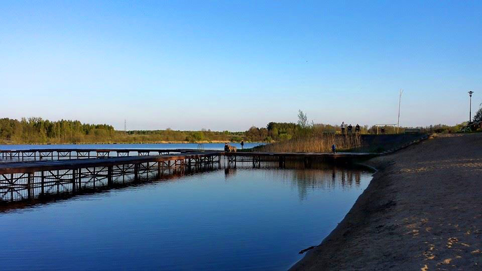 Pionki - drewniane molo nad stawem (źródło: fanpage Stawu w Pionkach)