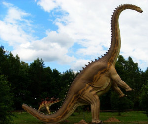 Brontozaur w Jurajskim Parku Dinozaurów w Jurowcach pod Białymstokiem (źródło: www.jurajskiparkdinozaurow.pl)