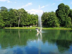 Staw w Parku Reymonta, a na nim fontanna-lilia - pierwsza instalacja z cyklu ''Fontanny dla Łodzi''