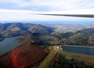 Po lewej Jezioro Międzybrodzkie, po prawej zbiornik wodny należący do elektrowni szczytowo-pompowej Żar-Porąbka