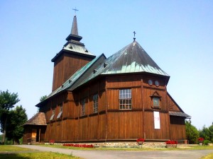 Drewniany kościółek w Lewiczynie wiosną (źródło www sanktuarium-lewiczyn pl)