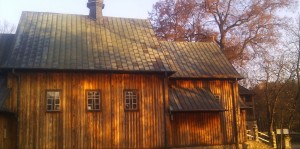 Piękny, miodowy odcień drewna kościoła w Jasionnej pod Białobrzegami