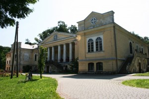 Trochę zaniedbany, ale bardzo piękny dwór w Mianocicach pełni funkcję domu pomocy społecznej