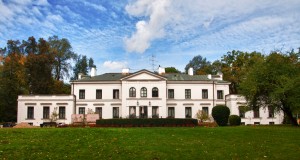 Neoklasycystyczny pałac w Osuchowie pod Mszczonowem to obecnie ośrodek wypoczynkowo-szkoleniowy należący do ZUS