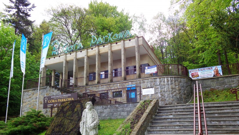 Dolna stacja powstałej w 1937 r. kolejki linowo-terenowej na krynicką Górę Parkową (742 m n.p.m.), pierwszej tego typu w Polsce!