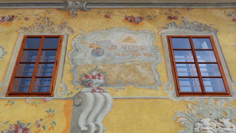 Dom mieszczański rodziny Gantzughof powstał w późnym średniowieczu, potem przebudowano go na styl renesansowy. Obecnie jest pięknie odnowiony, a jego ściany zdobią freski w pastelowych kolorach. W kamienicy mieści się część ekspozycji Muzeum Krajoznawczego.