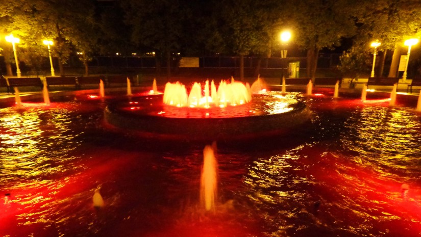 Kolorowe, podświetlane fontanny w Parku Zdrojowym Krynicy-Z
droju.