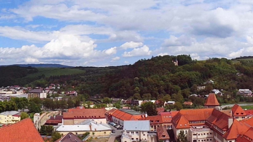 Panoramiczne ujęcie z kościoła Św. Idziego. W oddali pięknie widać wzniesienia Pogórza Ondawskiego. Bardiów położony jest na wysokości 277 m n.p.m.