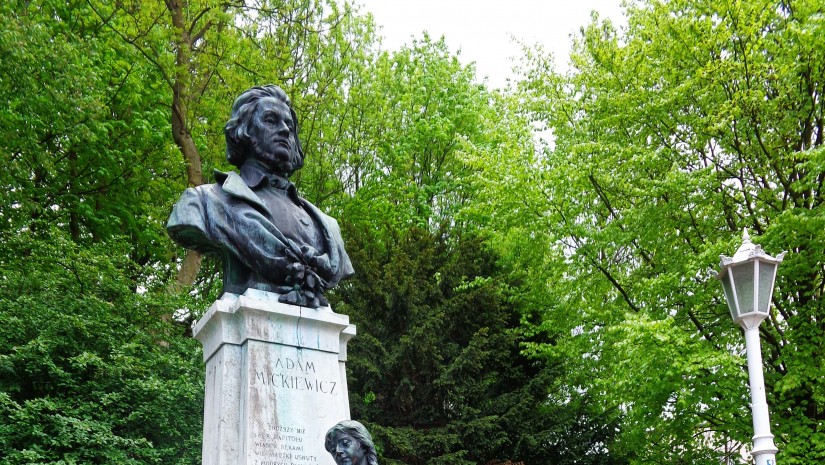 Pomnik Mickiewicza w krynickim Parku Zdrojowym zaprojektował w 1906 r. Antoni Popiel. Obok popiersia poety stoi jego ukochana, Maryla Wereszczakówna.