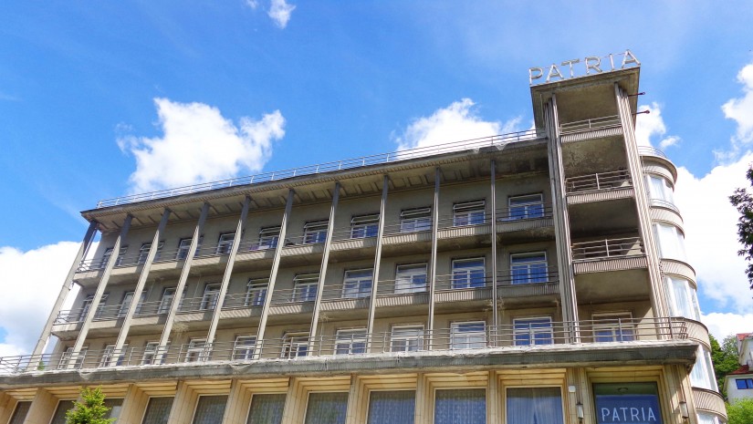 Sanatorium Patria została wzniesiona w latach 1932-34. Jej architektem był Bohdan Pniewski. W przeciwieństwie do innych jego prac, utrzymanych w duchu funkcjonalizmu, Patrię cechował styl bardziej klasycyzujący, co objawiało się monumentalizmem, harmonią w proporcjach oraz wykorzystaniem klasycznych elementów dekoracyjnych, takich jak kolumny, gzymsy, portyki, kasetony i ryzality. Wnętrze wyłożono marmurami i alabastrami sprowadzonymi z Lwowa. 