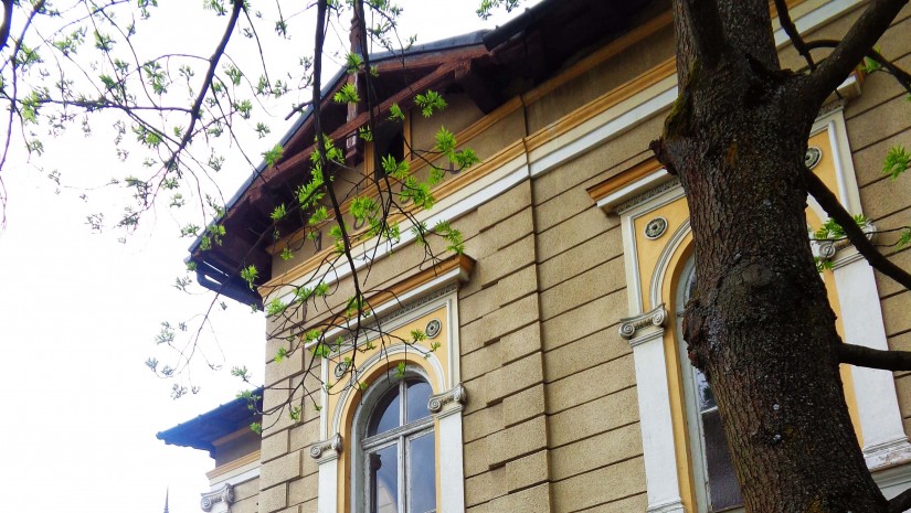 Tuż obok Starych Łazienek Mineralnych znajdują się eklektyczne Łazienki Borowinowe z 1881 r. Obecnie pojawił się pomysł, aby zrobić w nich teatr i muzeum.