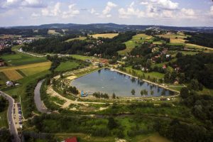 Widok na Zalew w Łapanowie z lotu ptaka (źródło - fanpage gminy Łapanów)