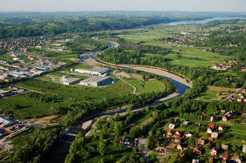 Widok na rzekę Rabę z lotu ptaka. W prawym górnym rogu widać Zbiornik Dobczycki (fot. Ł. Ślusarczyk, źródło - www.nadraba.pl)
