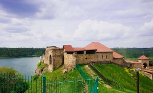 XIV-wieczny zamek nad Jeziorem Dobczyckim malowniczo wznosi się na wzgórzu nad rzeką Rabą (źródło - Googlemaps)