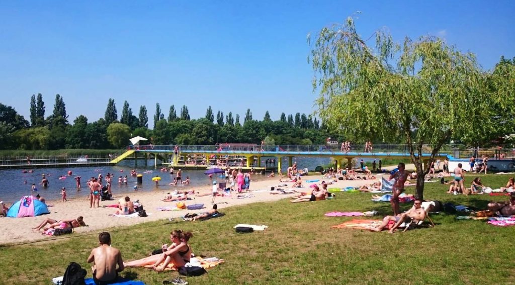 Morskie Oko we Wrocławiu przy ładnej pogodzie przyciąga naprawdę sporo ludzi. Plaży jest jednak pod dostatkiem.