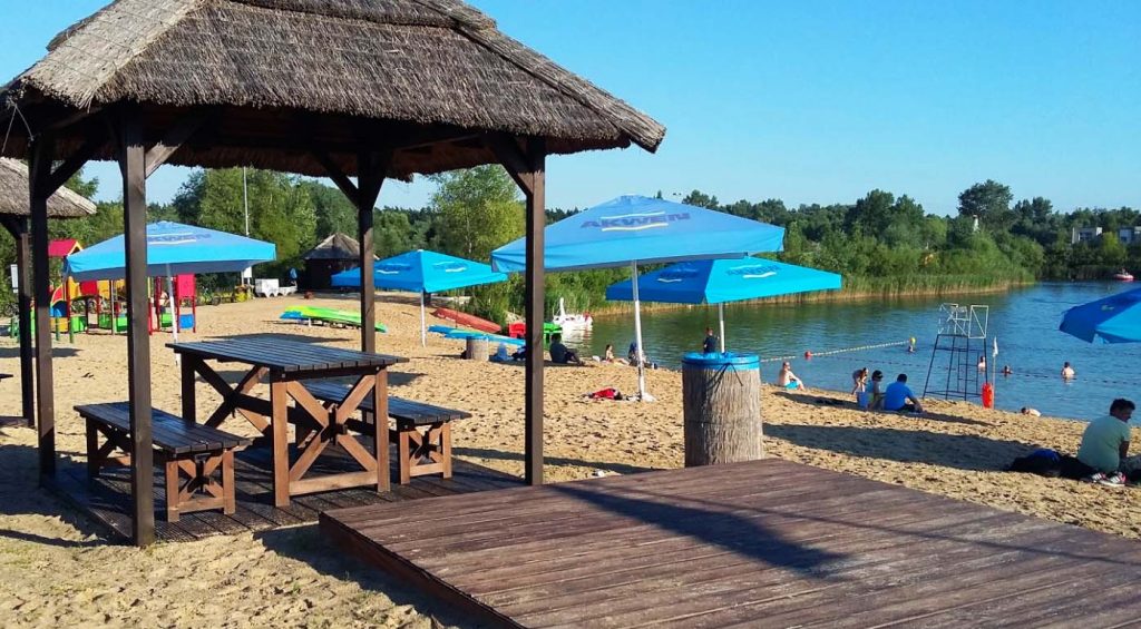 Tropicana w podpoznańskich Owińskach to duża, zrobiona w egzotycznym klimacie plaża, strzeżone kąpielisko oraz Wakepark