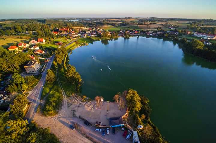 Widok z lotu ptaka na Jezioro Kielno w okolicy Trójmiasta