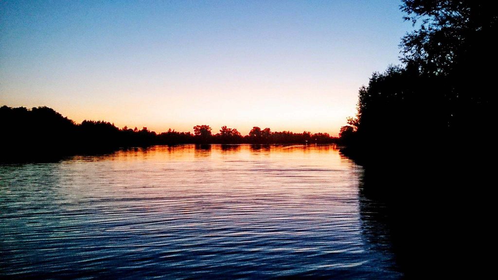 Jezioro Dziekanowskie po zachodzie słońca
